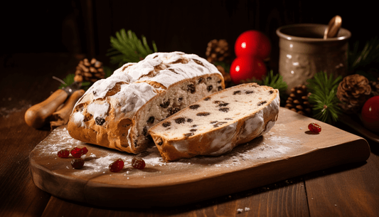 Stollen auf einem Holzbrett mit Weihnachtsdekoration