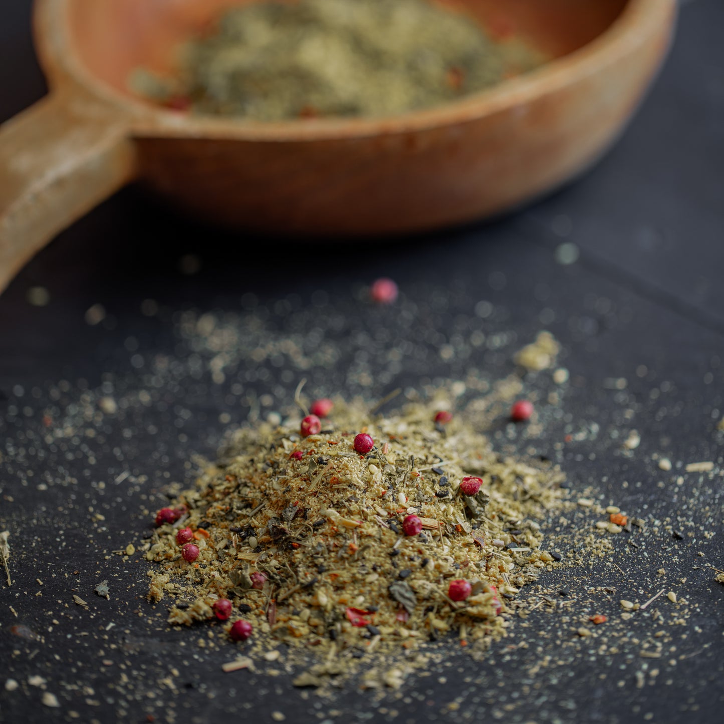 Maharani Gewürz auf dunklem Untergrund mit Holzlöffel
