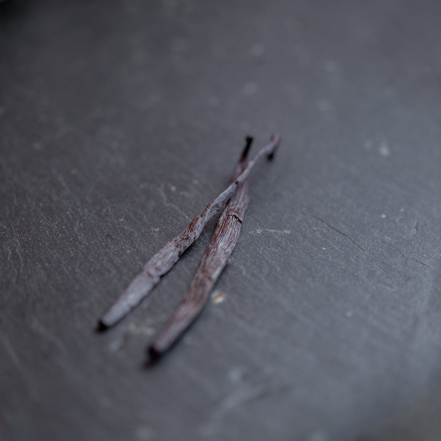 Vanillestangen auf dunklem Untergrund