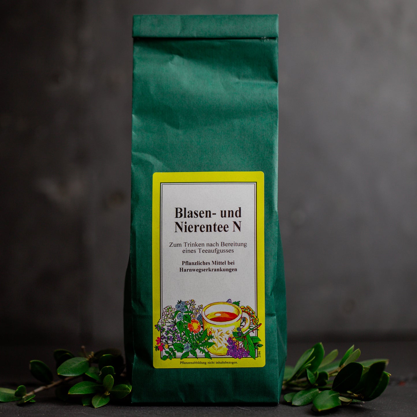 Blasen-und Nierentee auf dunklem Untergrund mit grünblättrigem Zweig