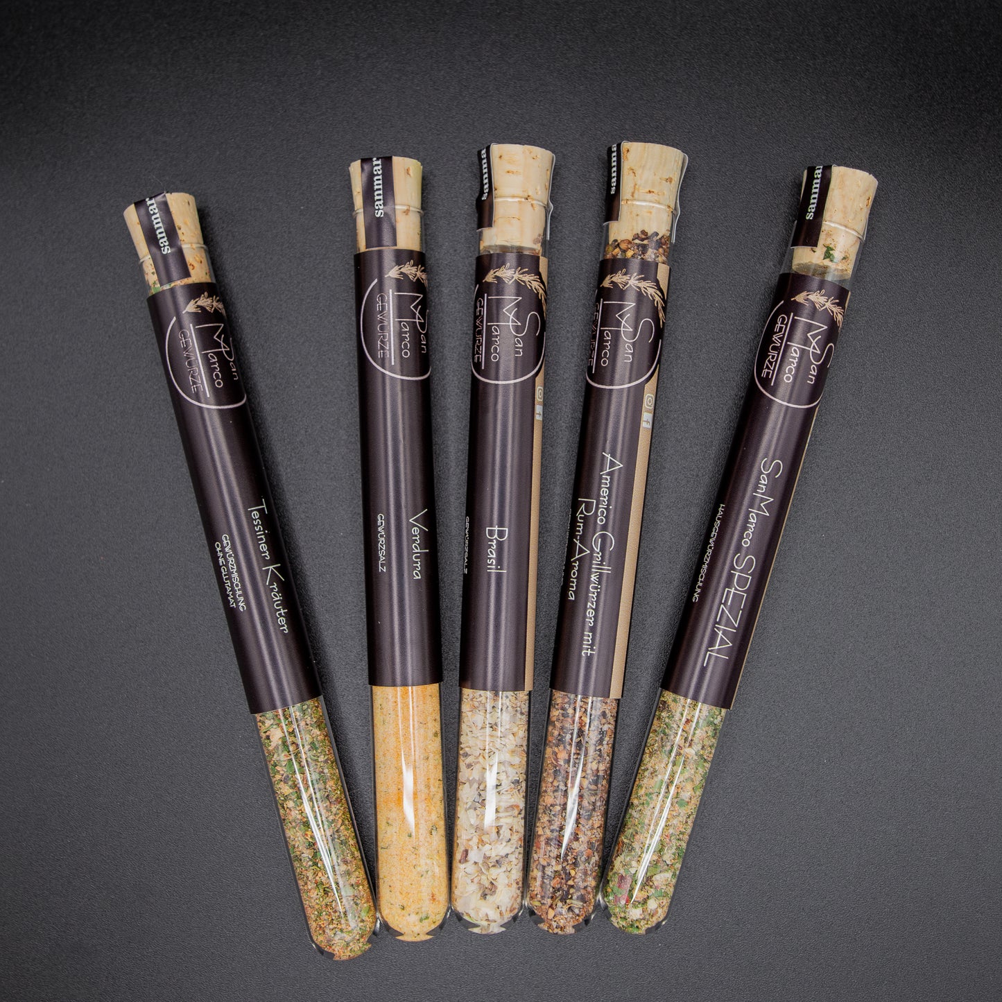 5 Reagenzgläser mit Verdura-Americo-Brasil-Spezial-Tessiner Kräuter auf dunklem Untergrund