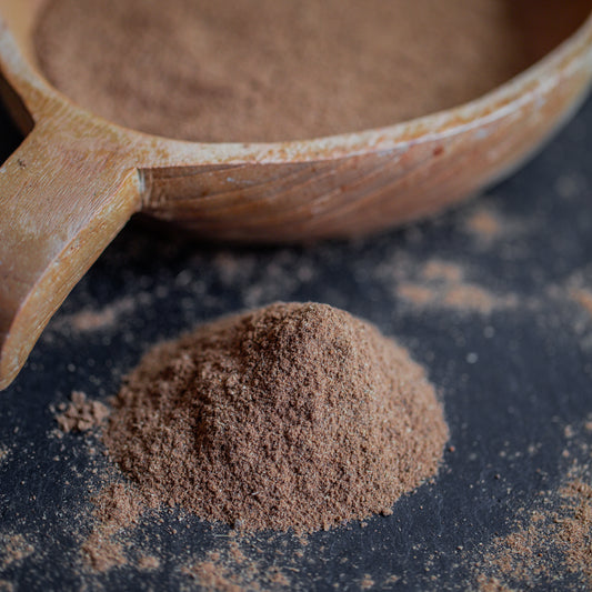 Berbere Gewürz mit Holzlöffel auf dunklem Untergrund