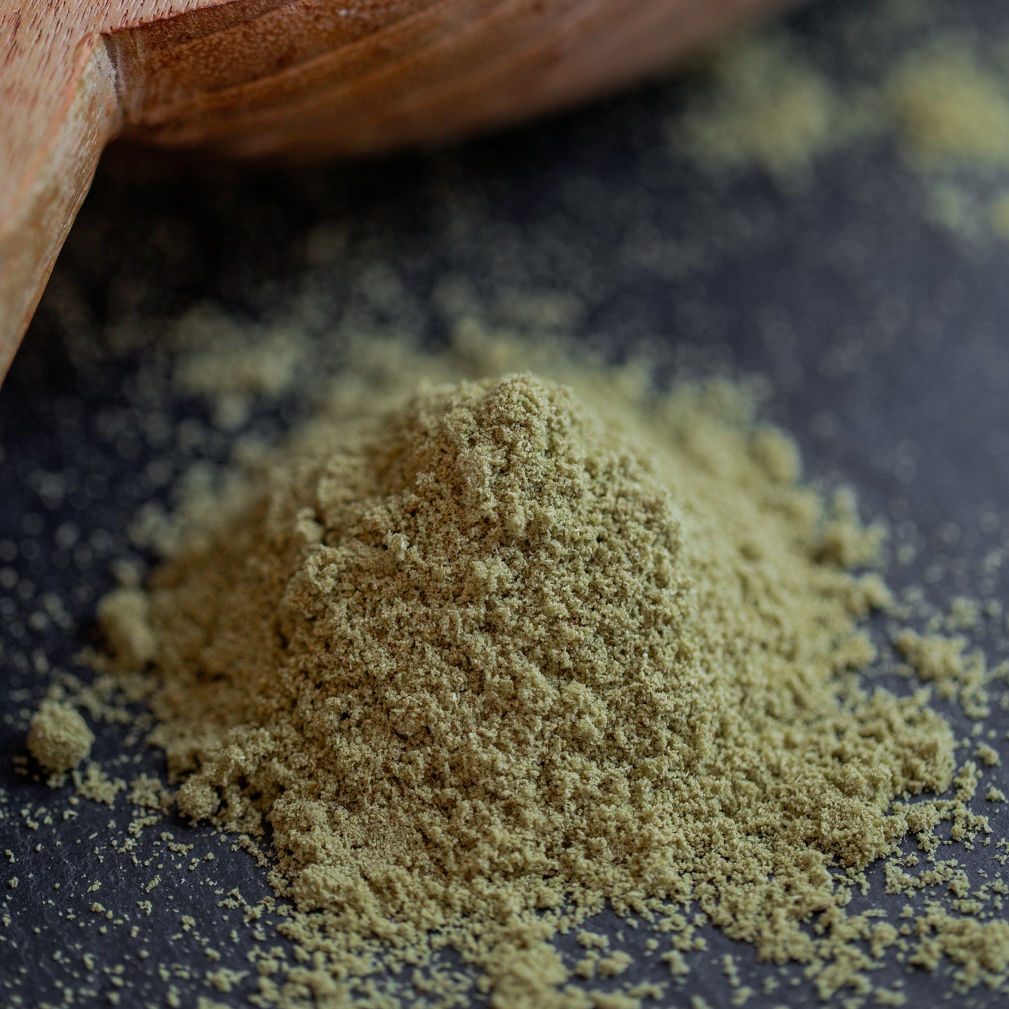 Fenchel gemahlen auf dunklem Untergrund mit Holzlöffel