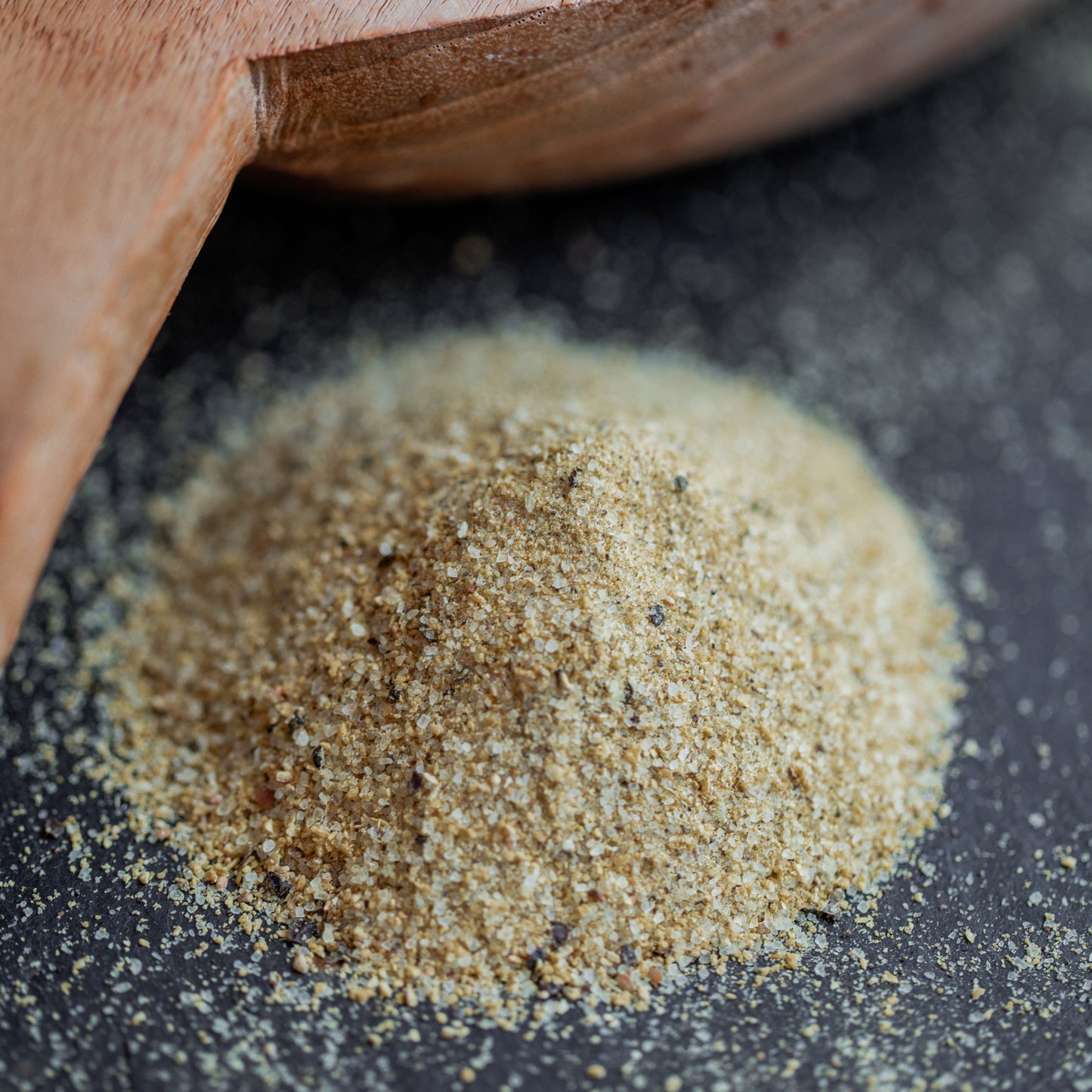 Rauchsalz auf dunklem Untergrund mit Holzlöffel