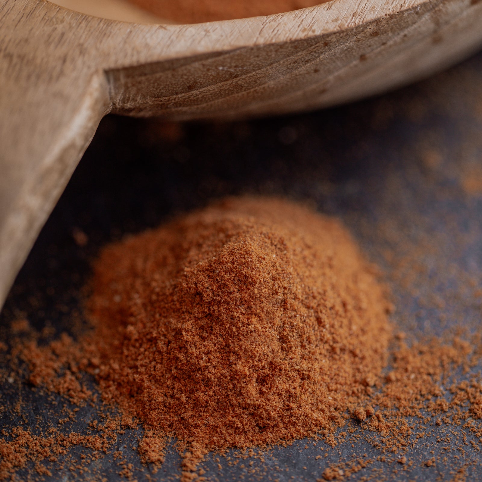 Sambal Gewürz auf dunklem Untergrund mit Holzlöffel