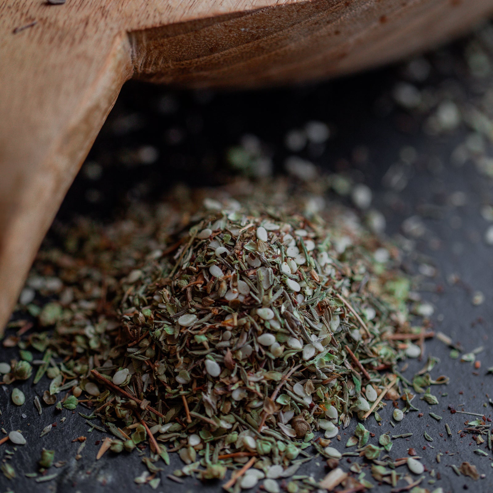 Zahtar Gewürz auf dunklem Untergrund mit Holzlöffel