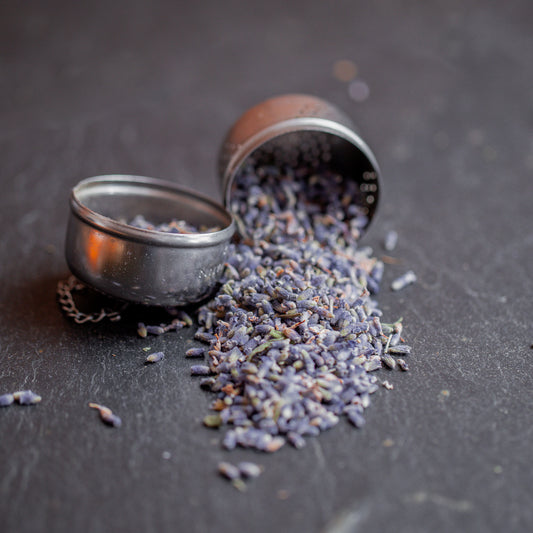 Lavendel mit Metallsieb auf dunklem  Untergrund