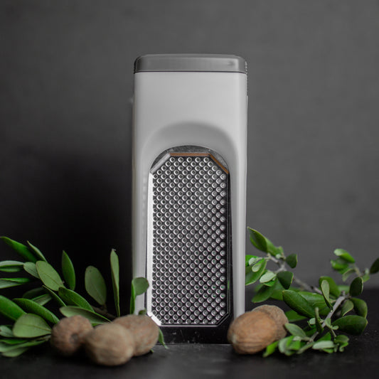 Muskatreibe aus Inox mit Einlegefach für eine Nuss